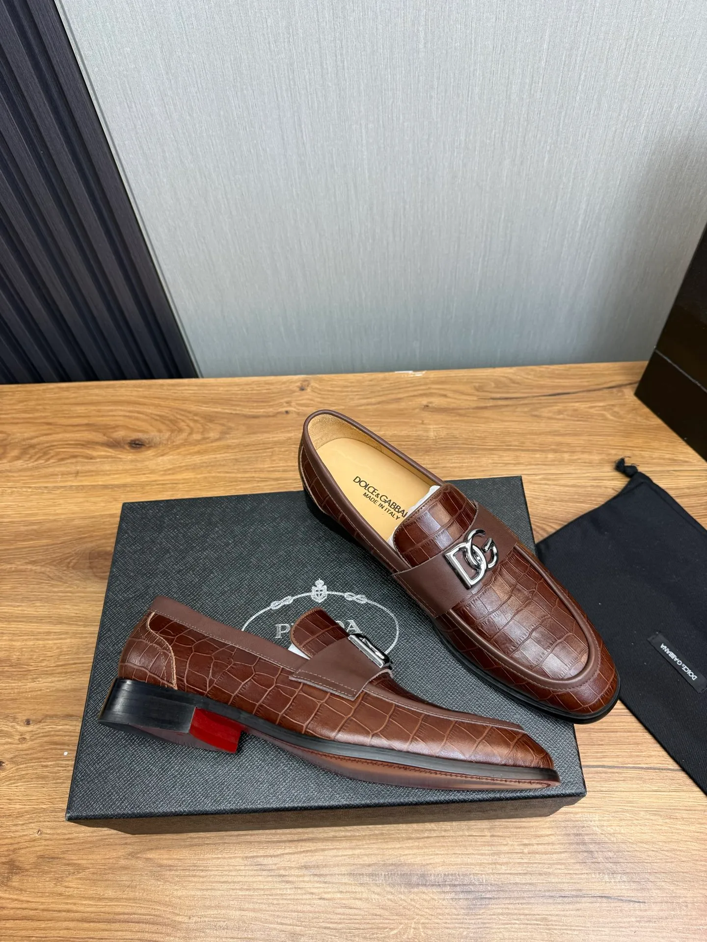 Factory price 520💰 Dolce&G .DG men's loafers👞 Classic and fashionable style, embellished with personalized DG logo. Imported cowhide, open-edge beaded cowhide, cowhide lining, original non-slip and wear-resistant outsole Size: 39-44 (customized at 38.45)